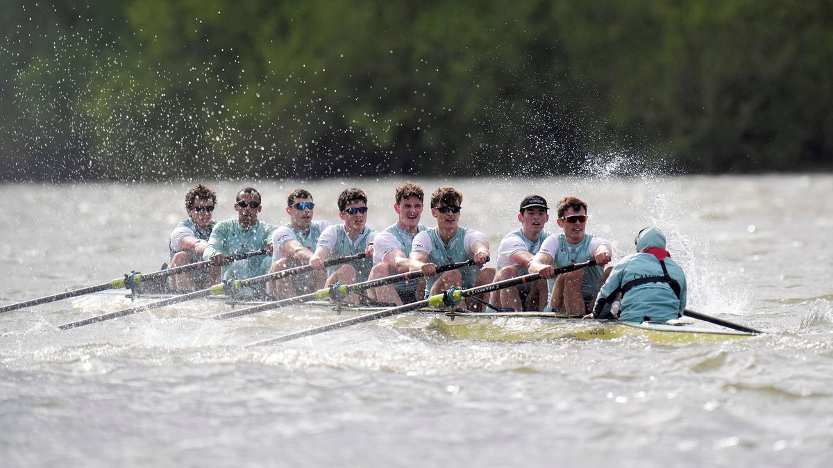 Závod univerzitních osmiveslic na Temži vyhrála počtvrté v řadě Cambridge